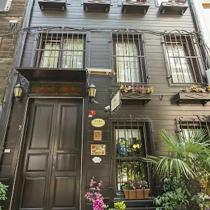 3* Pensión Naz Wooden House